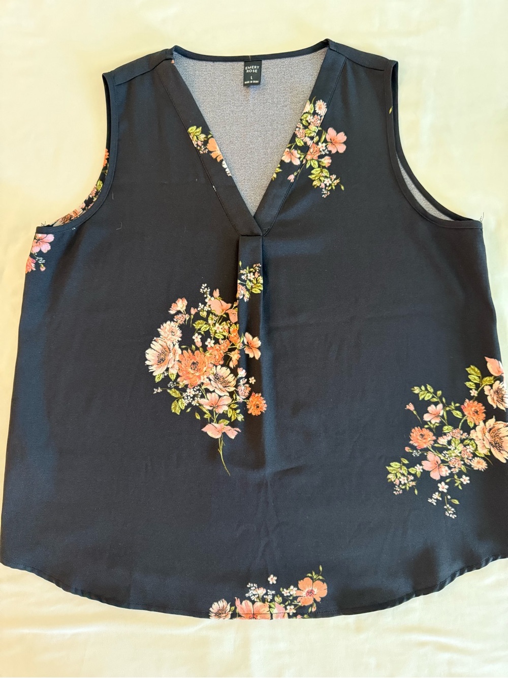 5/$25 EMERY ROSE Sleeveless V-Neck Floral Blouse - Large